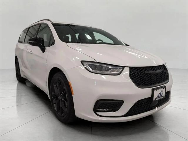 2025 Chrysler Pacifica Limited for sale in Manitowoc, WI