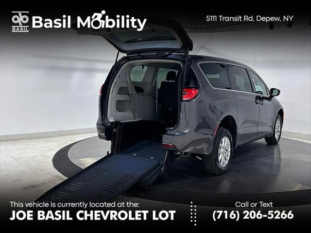 2023 Chrysler Pacifica Touring L for sale in Depew, NY