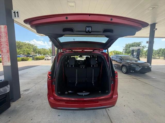 2027 Chrysler Pacifica Select
