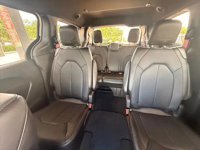 2027 Chrysler Pacifica Select