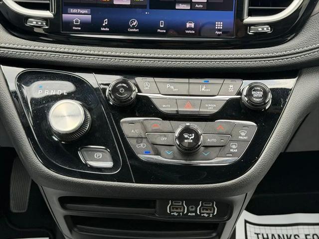 2025 Chrysler Pacifica Select