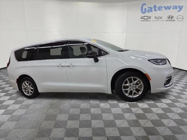 2025 Chrysler Pacifica Select for sale in Fargo, ND