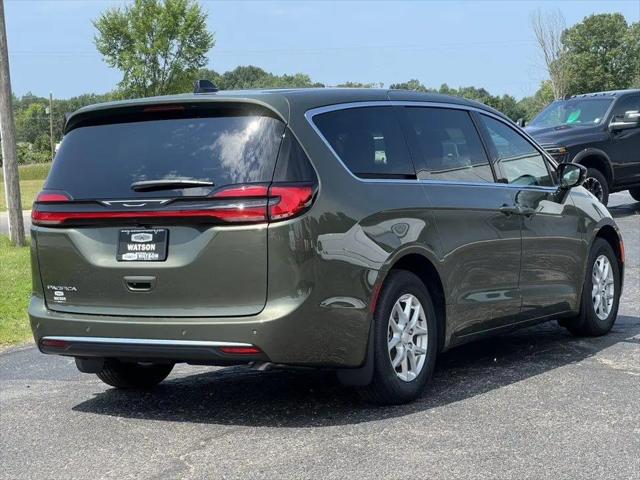 2027 Chrysler Pacifica Select