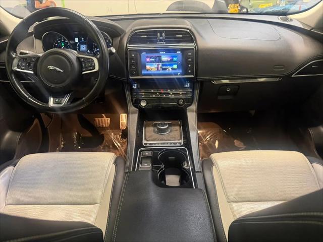2017 Jaguar F-PACE 35t R-Sport