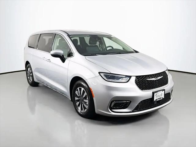 2023 Chrysler Pacifica Hybrid Touring L for sale in Schaumburg, IL