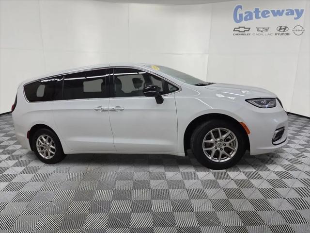 2025 Chrysler Pacifica Select for sale in Fargo, ND