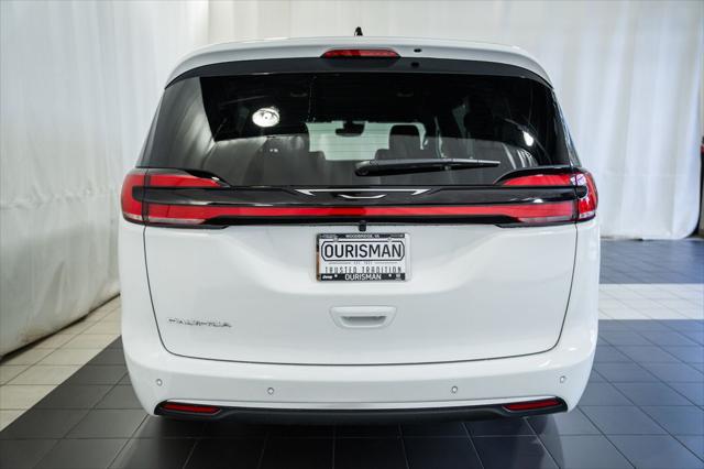 2027 Chrysler Pacifica Select