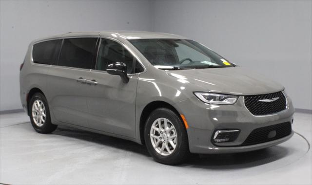 2025 Chrysler Pacifica Select for sale near Groveport, OH