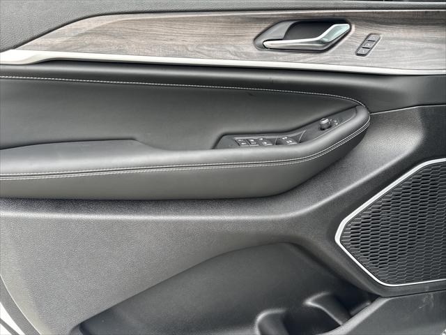 New 2026 Bright White Clear-Coat Exterior Paint Jeep Limited image 39