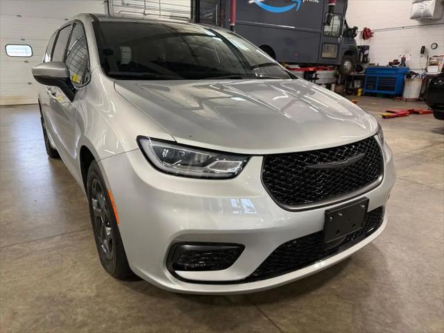 2023 Chrysler Pacifica Hybrid Touring L for sale in Galena, IL