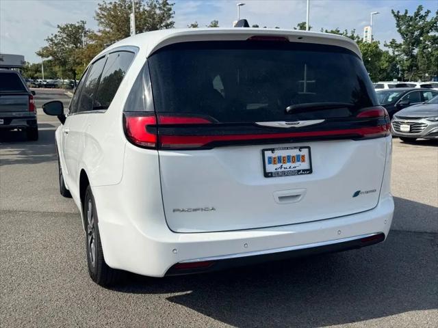 2024 Chrysler Pacifica Hybrid Select