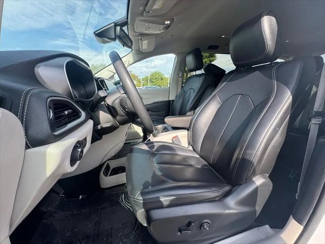 2024 Chrysler Pacifica Hybrid Select