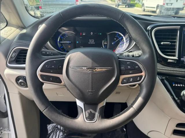 2024 Chrysler Pacifica Hybrid Select