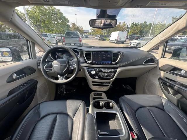2024 Chrysler Pacifica Hybrid Select