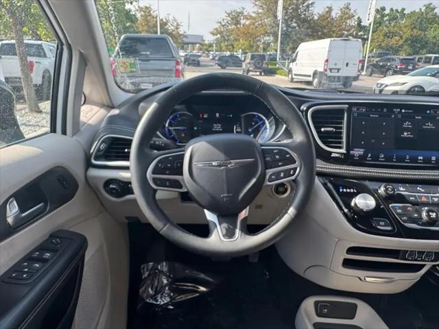 2024 Chrysler Pacifica Hybrid Select