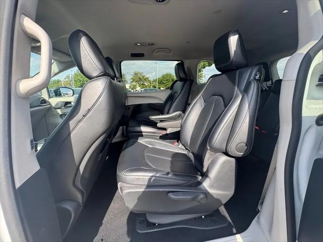 2024 Chrysler Pacifica Hybrid Select