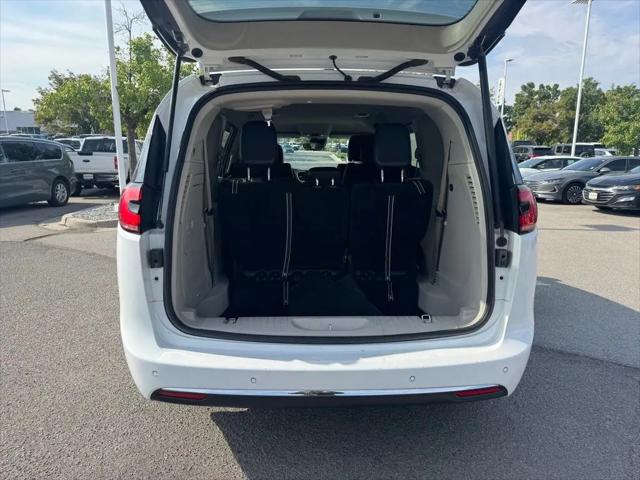 2024 Chrysler Pacifica Hybrid Select