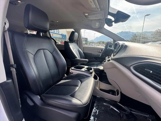 2024 Chrysler Pacifica Hybrid Select