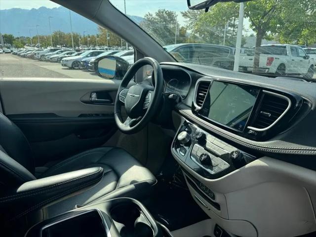 2024 Chrysler Pacifica Hybrid Select