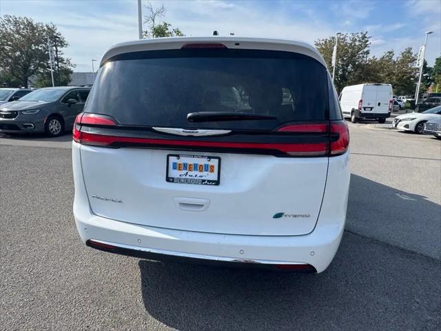 2024 Chrysler Pacifica Hybrid Select