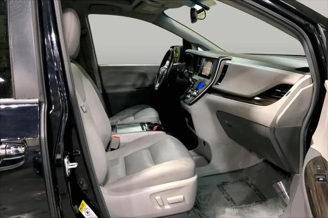 2017 Toyota Sienna XLE Premium 8 Passenger