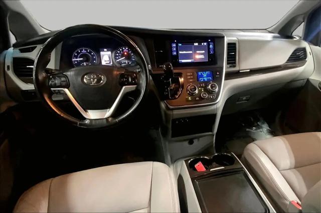 2017 Toyota Sienna XLE Premium 8 Passenger
