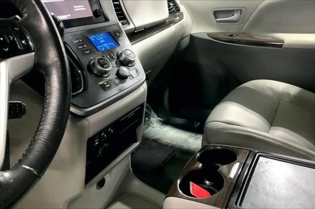 2017 Toyota Sienna XLE Premium 8 Passenger