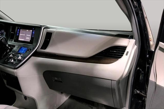 2017 Toyota Sienna XLE Premium 8 Passenger