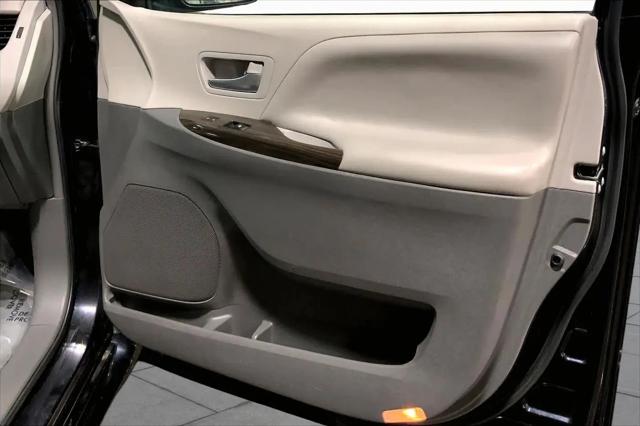 2017 Toyota Sienna XLE Premium 8 Passenger