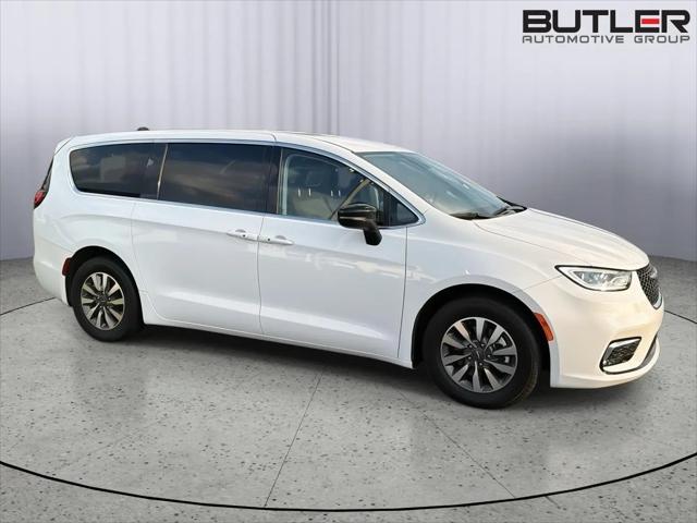 2024 Chrysler Pacifica Hybrid Select