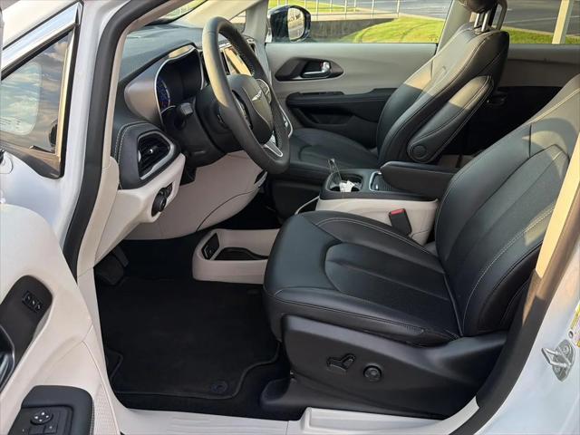 2024 Chrysler Pacifica Hybrid Select