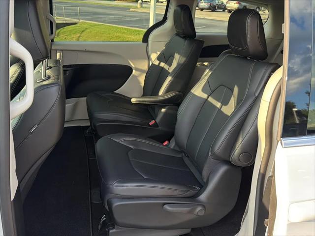 2024 Chrysler Pacifica Hybrid Select