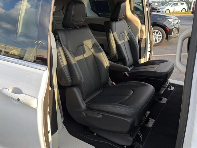 2024 Chrysler Pacifica Hybrid Select