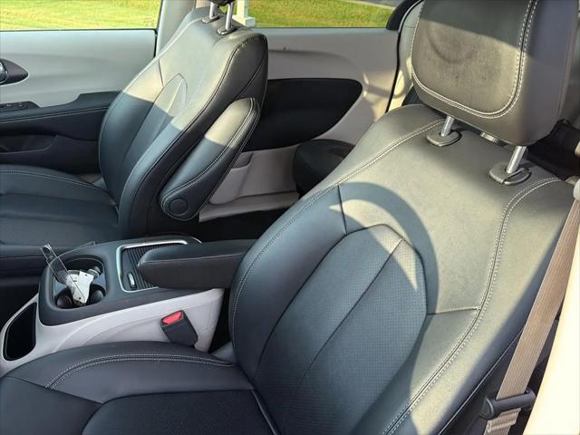 2024 Chrysler Pacifica Hybrid Select