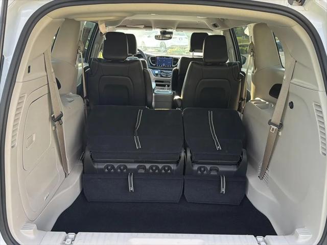 2024 Chrysler Pacifica Hybrid Select