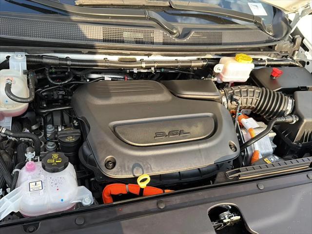 2024 Chrysler Pacifica Hybrid Select