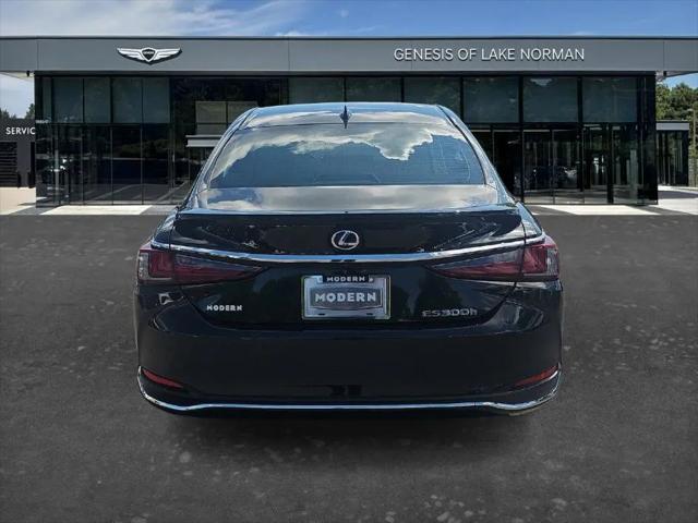 2022 Lexus ES 300h Ultra Luxury
