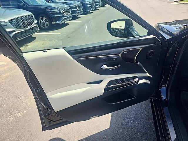 2022 Lexus ES 300h Ultra Luxury