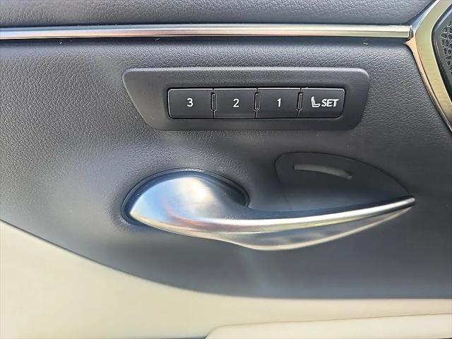 2022 Lexus ES 300h Ultra Luxury