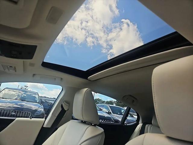 2022 Lexus ES 300h Ultra Luxury
