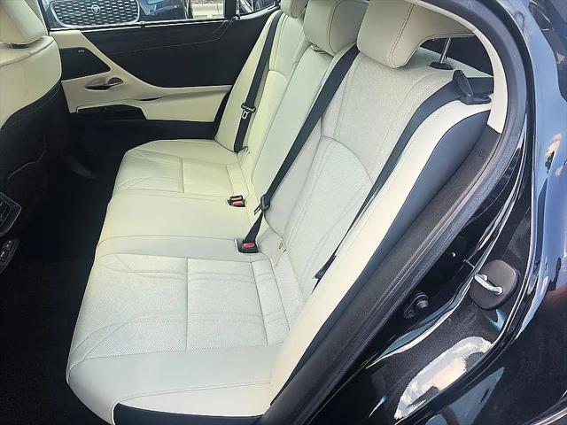 2022 Lexus ES 300h Ultra Luxury