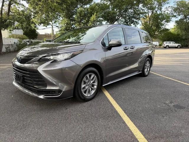2022 Toyota Sienna LE for sale in Huntington Station, NY