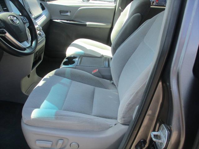 2017 Toyota Sienna LE 7 Passenger
