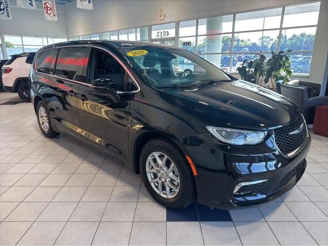 2025 Chrysler Pacifica Select for sale in Kenosha, WI
