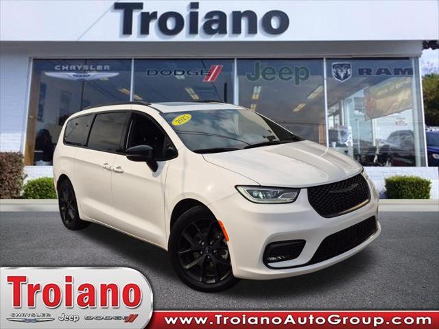 2025 Chrysler Pacifica Limited for sale in Colchester, CT