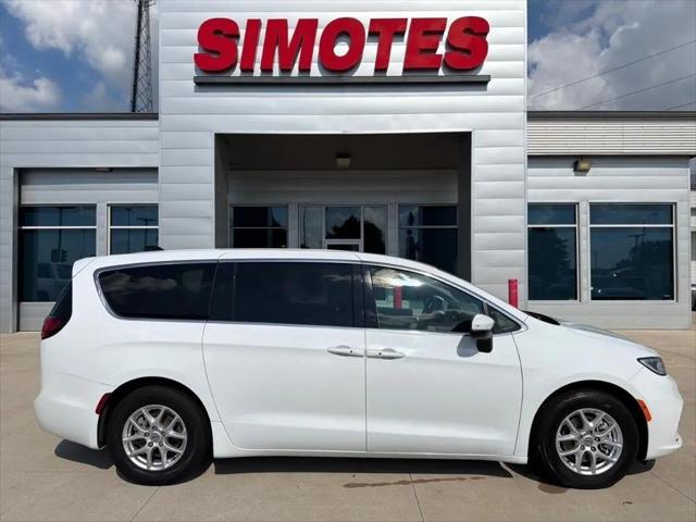 2023 Chrysler Pacifica Touring L for sale in Minooka, IL