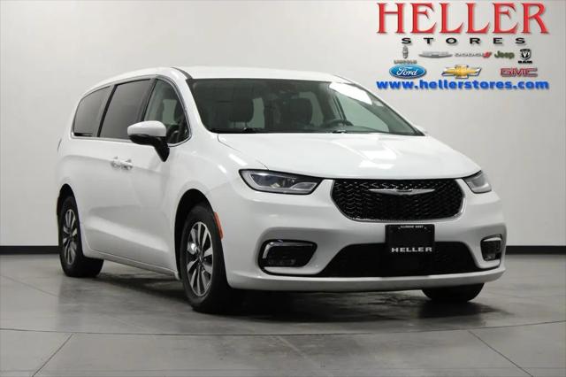 2023 Chrysler Pacifica Hybrid Touring L for sale in El Paso, IL