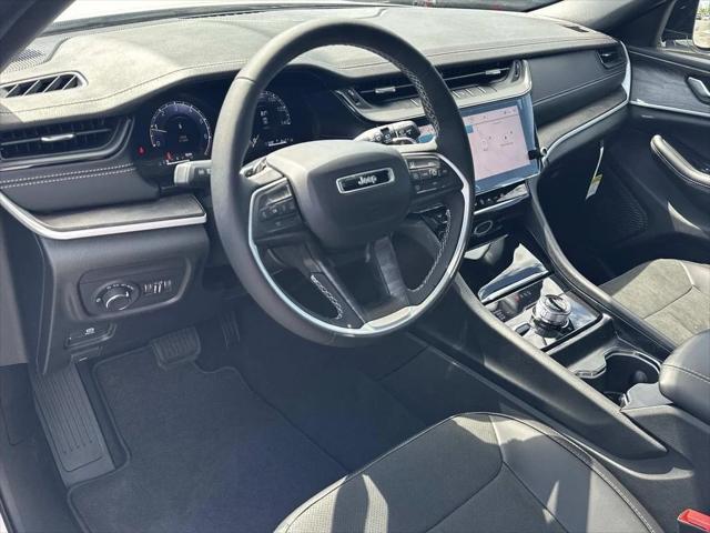 2027 Jeep Grand Cherokee Laredo Altitude