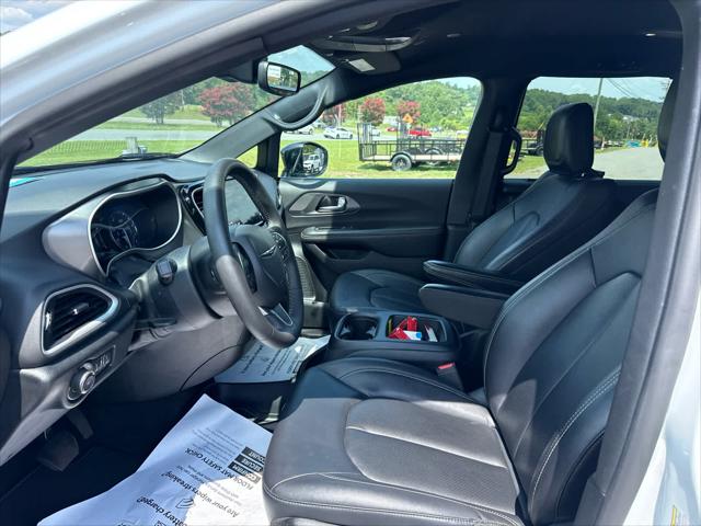 2025 Chrysler Pacifica Select