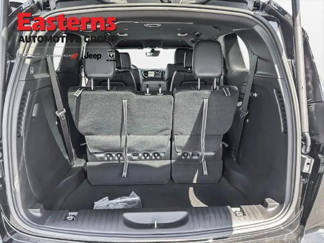 2027 Chrysler Pacifica Select AWD